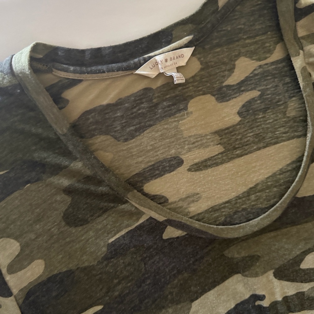 Lucky Brand Olive and Charcoal Camo V‑Neck Short Sleeve Tee - XL - Picture 3 of 4